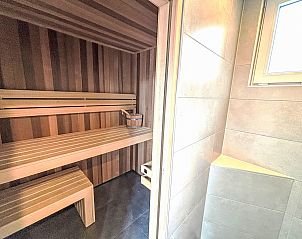 Innenraum der Sauna im Ferienhaus Beach House Westkapelle 103 D, Westkapelle, Walcheren, mit Holzeinrichtung.