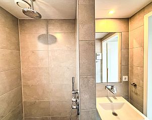 Stilvolles Badezimmer im Ferienhaus Beach House Westkapelle 103 D, Westkapelle, Walcheren, mit modernem Duschraum.