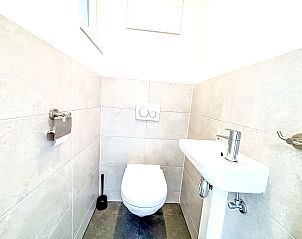 Frische und moderne Toilette in der Ferienwohnung Beach House Westkapelle 103 D, Westkapelle, Walcheren, mit glatter Oberflche.