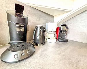 Kchengerte im Ferienhaus Beach House Westkapelle 103 D, Westkapelle, Walcheren, mit Kaffeemaschine und Wasserkocher.