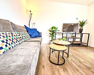 Gemtliches Wohnzimmer im Ferienhaus Beach House Westkapelle 103 D, Westkapelle, Walcheren, mit bequemem Sofa.