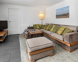 Gezellige woonkamer van U8 Luxe bungalow in Domburg, Walcheren, Zeeland met comfortabele zithoek en moderne inrichting.