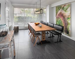 Moderne keuken in U8 Luxe bungalow Domburg, Walcheren, Zeeland met stijlvolle inrichting en ruime eettafel.