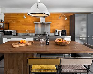 Moderne badkamer in U8 Luxe bungalow, Domburg, Walcheren, Zeeland met strakke inrichting en eigentijdse voorzieningen.