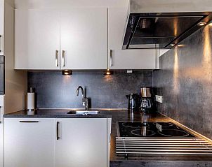 Moderne Kche in ZE014 Ferienhaus Domburg, Walcheren, komplett mit Gerten fr einen komfortablen Aufenthalt in Zeeland.