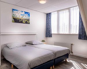 Helles Schlafzimmer im Ferienhaus ZE014, Domburg, Walcheren, mit zwei Betten und groen Fenstern fr einen erholsamen Aufenthalt.