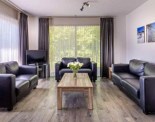 Gemtliches Wohnzimmer im Ferienhaus ZE014, Domburg, Walcheren, mit bequemen Sofas und viel Tageslicht.