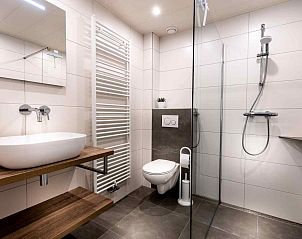 Stilvolles Badezimmer im Ferienhaus ZE014, Domburg, Walcheren, mit modernen Annehmlichkeiten fr einen luxurisen Aufenthalt.