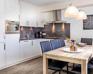 Moderne Kche im Ferienhaus ZE014, Domburg, Walcheren, mit Essecke und stilvoller Beleuchtung.