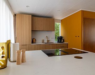 Moderne keuken in vakantiehuis ZE1200, Domburg, Walcheren, Zeeland.