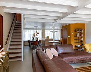 Eetkamer in vakantiehuis ZE1200, Domburg, Walcheren, met kleurrijke stoelen.