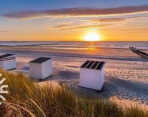 Buitenzijde van vakantiehuis ZE1200 in Domburg, met jacuzzi en terras.