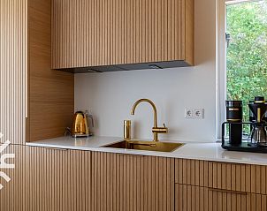 Open woonkamer in vakantiehuis ZE1200, Domburg, Walcheren, met comfortabele banken.