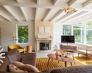 Buitenzijde van vakantiehuis ZE1200 in Domburg, Zeeland, met groene omgeving.