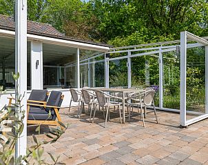 Moderne badkamer in vakantiehuis ZE1200, Domburg, Walcheren, met houten details.
