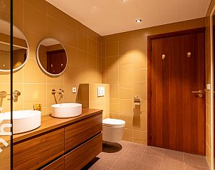 Jacuzzi in de tuin van vakantiehuis ZE1200, Domburg, Zeeland, met groen uitzicht.