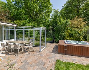 Buitenterras met eetset in vakantiehuis ZE1200, Domburg, Walcheren.