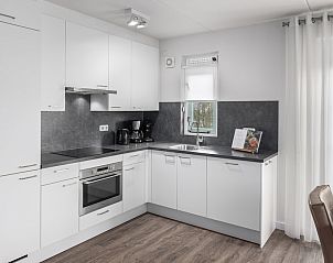 Moderne keuken in M8 Luxe bungalow, Domburg Walcheren Zeeland, met strak design en veel natuurlijk licht.