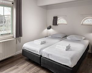 Sfeervolle slaapkamer in M8 Luxe bungalow, Domburg, Walcheren, Zeeland met comfortabele bedden en natuurlijk lichtinval.