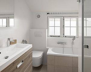 Moderne badkamer in M8 Luxe bungalow, Domburg, Walcheren, Zeeland met stijlvol interieur en natuurlijk licht.