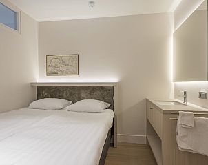 Comfortabele slaapkamer in vakantiehuis Champagne Wellness 6 in Domburg met zachte verlichting.