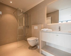 Stijlvolle badkamer in Champagne Wellness 6 appartement in Domburg met moderne voorzieningen.