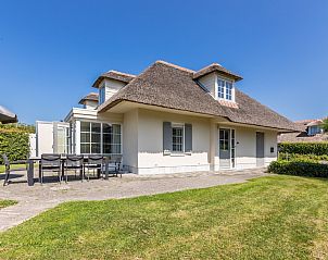 U8 Comfort bungalow in Domburg, Walcheren, Zeeland met rieten dak en zonnig terras. Perfect vakantiehuis voor ontspanning in de natuur.