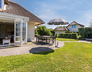Gezellige woonkamer van bungalow U8 Comfort in Domburg, Walcheren, Zeeland met comfortabele zithoek en moderne inrichting.