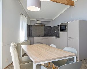 Moderne keuken in Comfort 5A bungalow in Domburg, Walcheren, Zeeland, met stijlvolle inrichting en natuurlijk licht.