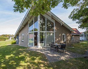 Comfort 6A bungalow in Domburg, Walcheren, Zeeland with sunny terrace and green surroundings, ideal for a relaxing vacation.