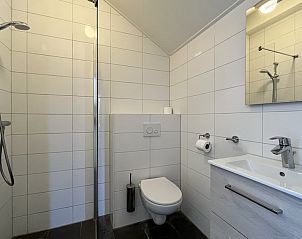 Attractive bedroom in Comfort 6A bungalow, Domburg, Walcheren, with a comfortable bed and plenty of natural light.