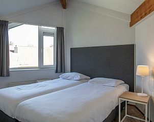 Cozy bedroom in Comfort 6A bungalow, Domburg, Walcheren, Zeeland. Cozy vacation home with comfortable beds and modern furnishings.