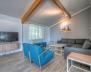 Ruime woonkamer in Comfort 10A bungalow, Domburg, Zeeland, met moderne inrichting en comfortabele zitplaatsen.