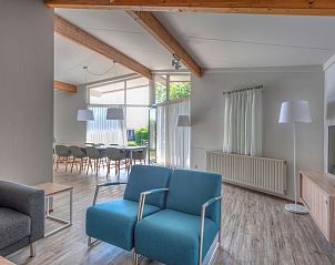 Ruime woonkamer in Comfort 10A bungalow, Domburg, Walcheren, met moderne inrichting en veel natuurlijk licht.