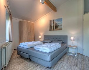 Gezellige slaapkamer in Comfort 10A bungalow, Domburg, Walcheren, Zeeland, met comfortabel tweepersoonsbed en rustgevende inrichting.