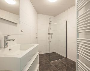 Moderne badkamer in Comfort 10A bungalow, Domburg, Walcheren, Zeeland. Geniet van luxe voorzieningen en comfort tijdens uw verblijf.