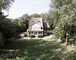 Luchtfoto van Villa Vacuna, vakantiehuis in Domburg, Walcheren, omgeven door weelderige natuur.