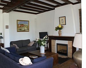 Gezellige woonkamer met open haard in Villa Vacuna, vakantiehuis in Domburg, Walcheren.