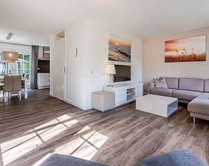 Gezellige woonkamer van H6 Comfort bungalow in Domburg, Walcheren, Zeeland met moderne inrichting en veel natuurlijk licht.
