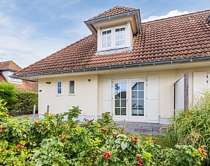 U10 Comfort bungalow in Domburg, Walcheren, Zeeland met charmant terras en groene omgeving, ideaal voor een ontspannen vakantie.