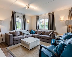 Gezellige woonkamer in U10 Comfort bungalow, Domburg, Walcheren, Zeeland met comfortabele banken en sfeervolle verlichting.