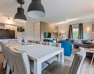 Gezellige binnenruimte van U10 Comfort bungalow in Domburg, Walcheren, Zeeland met ruime eettafel en comfortabele zithoek.
