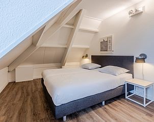 Moderne badkamer in U10 Comfort bungalow in Domburg, Walcheren, Zeeland met elegante douche en wastafel.