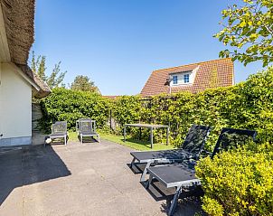 Sfeervolle slaapkamer in bungalow ML8, Domburg, Walcheren, Zeeland met houten vloer en veel lichtinval.