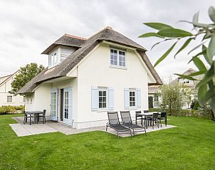 T6 Komfort-Ferienhaus in Domburg, Zeeland, mit Reetdach und groem Garten. Genieen Sie die ruhige Umgebung auf der Terrasse in Walcheren.