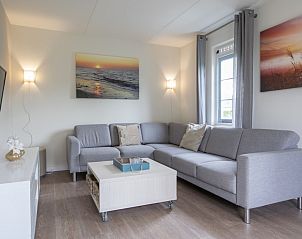 Gemtliches Wohnzimmer im T6 Comfort Bungalow, Domburg, Walcheren, Zeeland mit moderner Einrichtung und Blick auf die Natur.