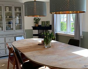 Stijlvolle eetkamer in Vakantiehuisje in Domburg, Walcheren, met houten tafel.