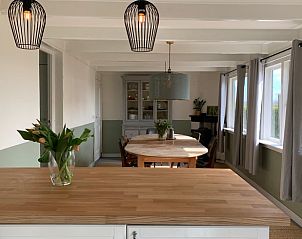 Moderne keuken met houten werkblad in Vakantiehuisje in Domburg, Walcheren.