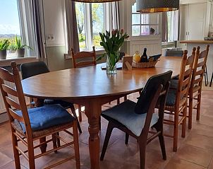 Open raam met uitzicht op tuin bij Vakantiehuisje in Domburg, Walcheren.