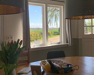 Lichte slaapkamer met uitzicht op natuur bij Vakantiehuisje in Domburg, Walcheren.